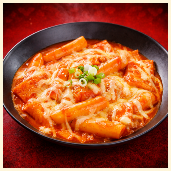 Tokbokki Chả Cá Sốt Cay Phô Mai 39K tại Mì Cay Quốc Dân với bánh gạo dẻo dai, chả cá mềm thơm, sốt cay và phô mai béo ngậy
