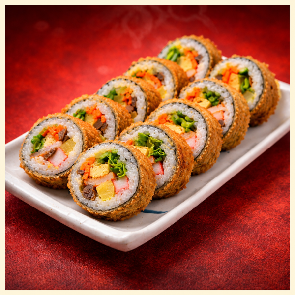 Kimbap Chiên 25K tại Mì Cay Quốc Dân với lớp ngoài chiên vàng giòn, bên trong là cơm cuộn rong biển và nhân hài hòa