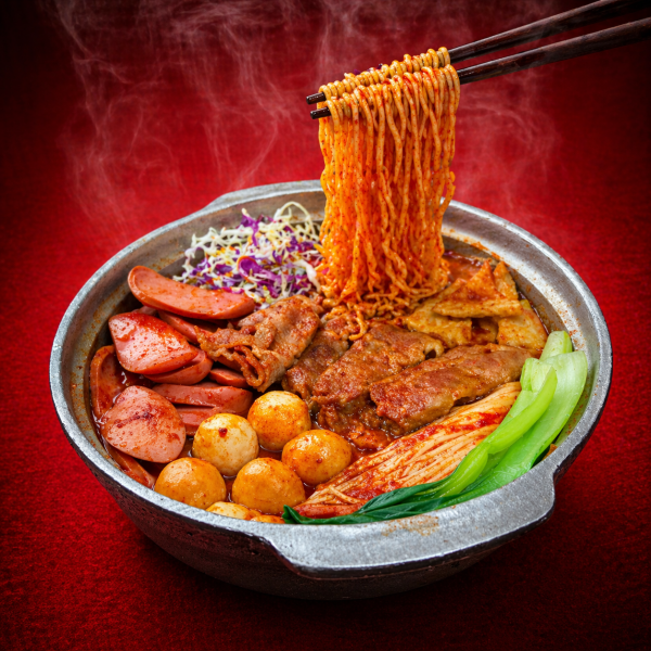 Mì Cay Bò Mỹ Mọc Viên 55K tại Mì Cay Quốc Dân với bò Mỹ, viên bò nấm, mọc viên, xúc xích, chả cá, nấm kim châm và kimchi